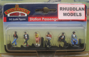 BACHMANN SCENECRAFT 36-045 OO STATION PASSENGERS SITTING - (PRICE INCLUDES DELIVERY)