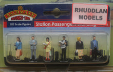 Load image into Gallery viewer, BACHMANN SCENECRAFT 36-044 OO STATION PASSENGERS STANDING - (PRICE INCLUDES DELIVERY)