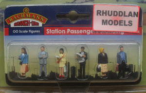 BACHMANN SCENECRAFT 36-044 OO STATION PASSENGERS STANDING - (PRICE INCLUDES DELIVERY)