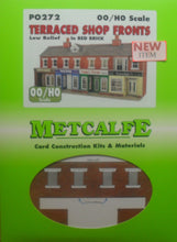 Load image into Gallery viewer, METCALFE PO272 OO/1.76 TERRACED SHOP FRONTS IN RED BRICK - (PRICE INCLUDES DELIVERY)