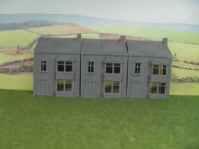 Load image into Gallery viewer, NEW RESIN PRINTED PACK OF 3 N GAUGE LOW RELIEF FRONT TERRACE HOUSES