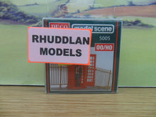 Load image into Gallery viewer, PECO MODEL SCENE 5005 OO/1:76 TELEPHONE BOX &amp; CALLER - (PRICE INCLUDES DELIVERY)
