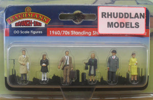 BACHMANN SCENECRAFT 36-402 OO 1960/70 STANDING STATION PASSENGERS - (PRICE INCLUDES DELIVERY)