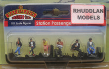 Load image into Gallery viewer, BACHMANN SCENECRAFT 36-045 OO STATION PASSENGERS SITTING - (PRICE INCLUDES DELIVERY)