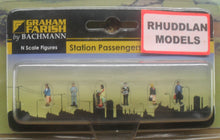 Load image into Gallery viewer, GRAHAM FARISH 379-304 N GAUGE STATION PASSENGERS STANDING - (PRICE INCLUDES DELIVERY)