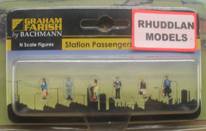 GRAHAM FARISH 379-304 N GAUGE STATION PASSENGERS STANDING - (PRICE INCLUDES DELIVERY)